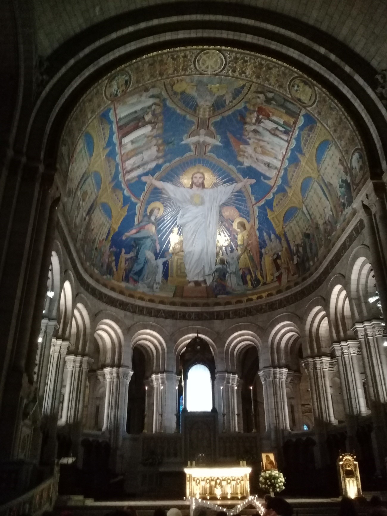 Emoção e Parceria 4 O retábulo e o altar da Basílica de Sacré-Cœur, em Paris.